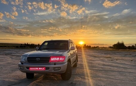 Toyota Land Cruiser 100 рестайлинг 2, 2002 год, 2 300 000 рублей, 1 фотография