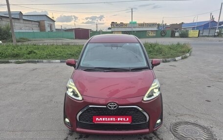 Toyota Sienta II, 2021 год, 1 650 000 рублей, 2 фотография