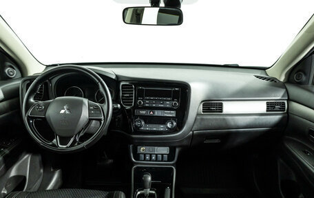 Mitsubishi Outlander III рестайлинг 3, 2017 год, 1 449 777 рублей, 13 фотография