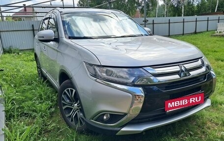 Mitsubishi Outlander III рестайлинг 3, 2015 год, 1 750 000 рублей, 3 фотография