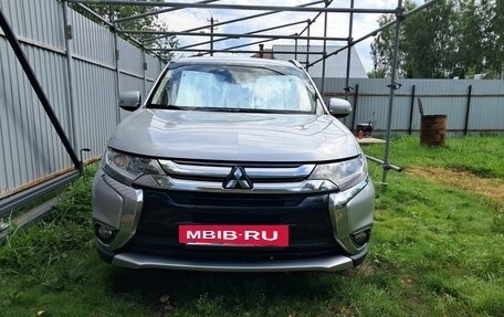 Mitsubishi Outlander III рестайлинг 3, 2015 год, 1 750 000 рублей, 2 фотография