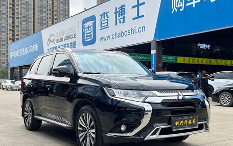 Mitsubishi Outlander III рестайлинг 3, 2022 год, 1 803 000 рублей, 2 фотография