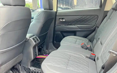 Mitsubishi Outlander III рестайлинг 3, 2022 год, 1 803 000 рублей, 8 фотография