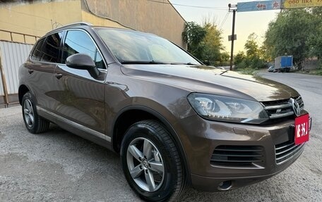 Volkswagen Touareg III, 2011 год, 1 640 000 рублей, 2 фотография