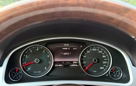 Volkswagen Touareg III, 2011 год, 1 640 000 рублей, 26 фотография