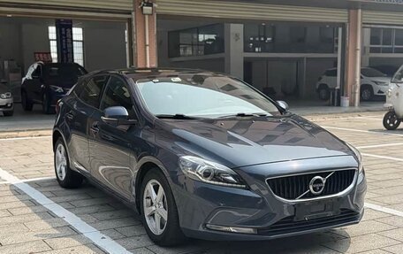 Volvo V40 II рестайлинг, 2017 год, 1 300 000 рублей, 1 фотография