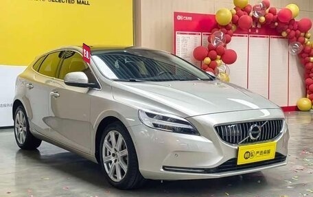 Volvo V40 II рестайлинг, 2017 год, 1 360 000 рублей, 3 фотография