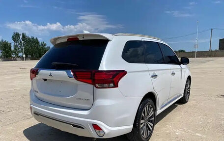Mitsubishi Outlander III рестайлинг 3, 2021 год, 1 790 500 рублей, 6 фотография