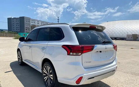 Mitsubishi Outlander III рестайлинг 3, 2021 год, 1 790 500 рублей, 4 фотография