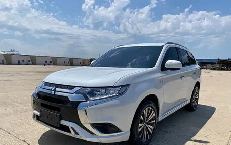 Mitsubishi Outlander III рестайлинг 3, 2021 год, 1 790 500 рублей, 3 фотография