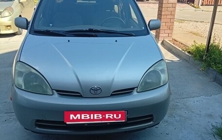 Toyota Prius IV XW50, 2001 год, 350 000 рублей, 2 фотография