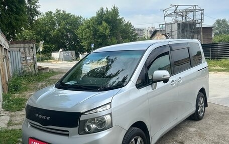 Toyota Voxy II, 2009 год, 950 000 рублей, 1 фотография