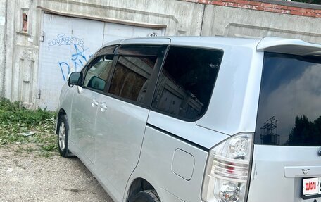 Toyota Voxy II, 2009 год, 950 000 рублей, 3 фотография