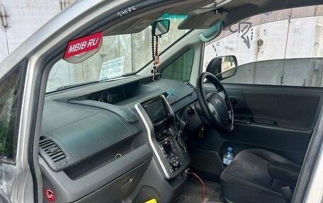 Toyota Voxy II, 2009 год, 950 000 рублей, 2 фотография