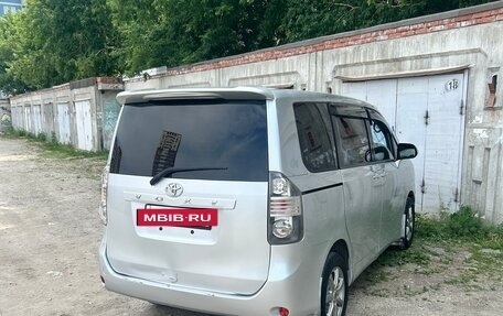 Toyota Voxy II, 2009 год, 950 000 рублей, 4 фотография