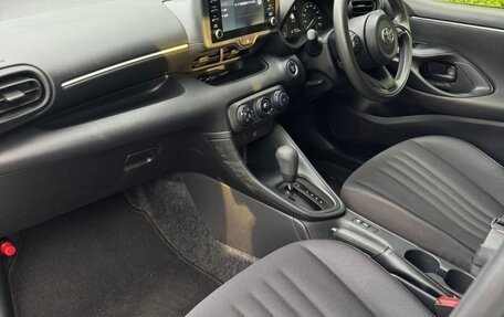 Toyota Yaris, 2021 год, 975 000 рублей, 6 фотография