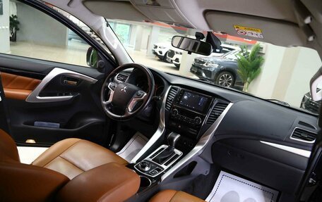 Mitsubishi Pajero Sport III рестайлинг, 2017 год, 2 390 000 рублей, 5 фотография