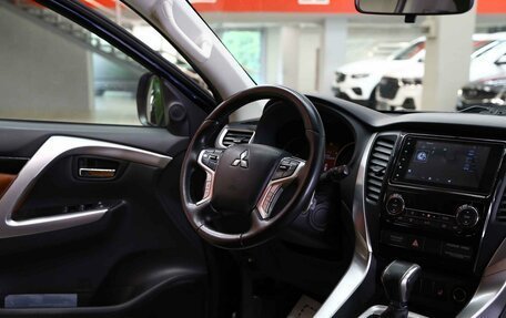 Mitsubishi Pajero Sport III рестайлинг, 2017 год, 2 390 000 рублей, 11 фотография