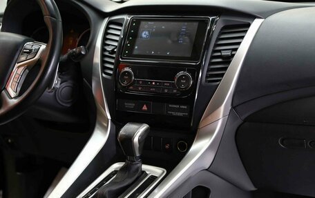 Mitsubishi Pajero Sport III рестайлинг, 2017 год, 2 390 000 рублей, 13 фотография