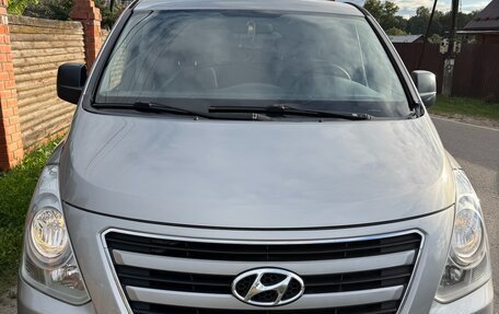 Hyundai H-1 II рестайлинг, 2015 год, 2 350 000 рублей, 12 фотография