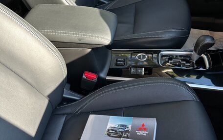 Mitsubishi Outlander III рестайлинг 3, 2019 год, 2 610 000 рублей, 10 фотография