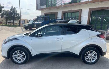 Toyota C-HR I рестайлинг, 2022 год, 2 350 000 рублей, 3 фотография