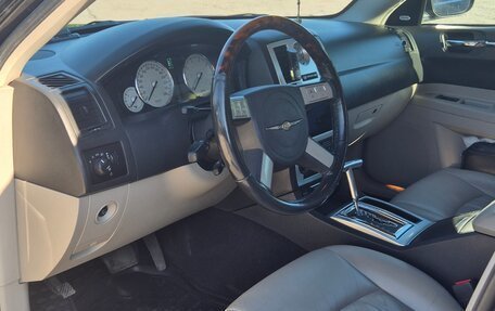 Chrysler 300C II, 2005 год, 1 000 000 рублей, 11 фотография