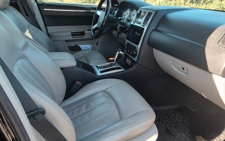 Chrysler 300C II, 2005 год, 1 000 000 рублей, 13 фотография
