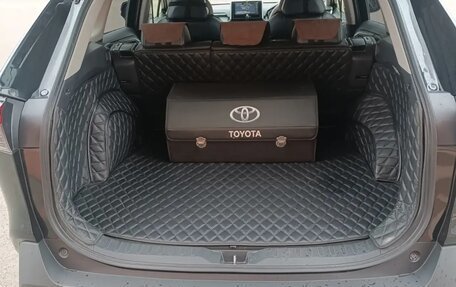 Toyota RAV4, 2019 год, 2 700 000 рублей, 9 фотография
