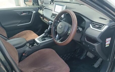 Toyota RAV4, 2019 год, 2 700 000 рублей, 14 фотография