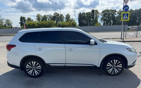 Mitsubishi Outlander III рестайлинг 3, 2015 год, 1 690 000 рублей, 4 фотография