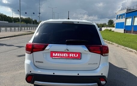 Mitsubishi Outlander III рестайлинг 3, 2015 год, 1 690 000 рублей, 6 фотография