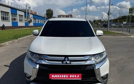 Mitsubishi Outlander III рестайлинг 3, 2015 год, 1 690 000 рублей, 2 фотография