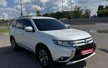 Mitsubishi Outlander III рестайлинг 3, 2015 год, 1 690 000 рублей, 3 фотография