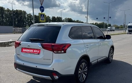 Mitsubishi Outlander III рестайлинг 3, 2015 год, 1 690 000 рублей, 5 фотография