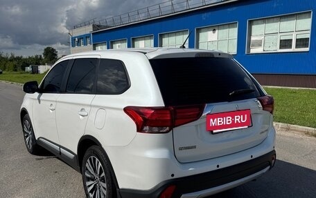 Mitsubishi Outlander III рестайлинг 3, 2015 год, 1 690 000 рублей, 7 фотография