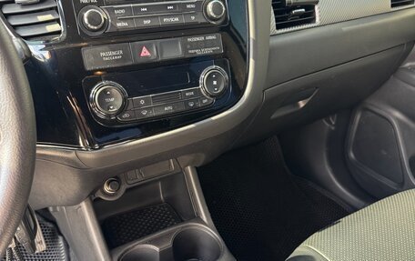 Mitsubishi Outlander III рестайлинг 3, 2015 год, 1 690 000 рублей, 11 фотография