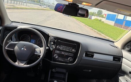 Mitsubishi Outlander III рестайлинг 3, 2015 год, 1 690 000 рублей, 12 фотография