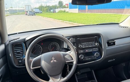 Mitsubishi Outlander III рестайлинг 3, 2015 год, 1 690 000 рублей, 13 фотография