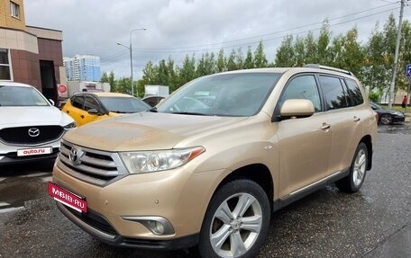 Toyota Highlander III, 2011 год, 1 800 000 рублей, 2 фотография