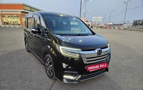 Honda Stepwgn IV, 2017 год, 1 890 000 рублей, 2 фотография