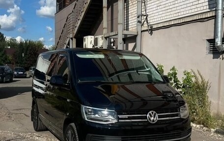 Volkswagen Multivan T6 рестайлинг, 2016 год, 3 910 000 рублей, 1 фотография