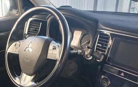 Mitsubishi Outlander III рестайлинг 3, 2019 год, 2 500 000 рублей, 3 фотография