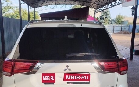 Mitsubishi Outlander III рестайлинг 3, 2019 год, 2 500 000 рублей, 2 фотография