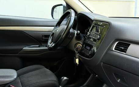 Mitsubishi Outlander III рестайлинг 3, 2015 год, 1 650 000 рублей, 12 фотография