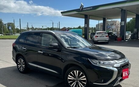 Mitsubishi Outlander III рестайлинг 3, 2019 год, 2 280 000 рублей, 3 фотография