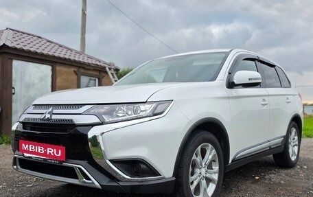 Mitsubishi Outlander III рестайлинг 3, 2020 год, 2 499 900 рублей, 2 фотография