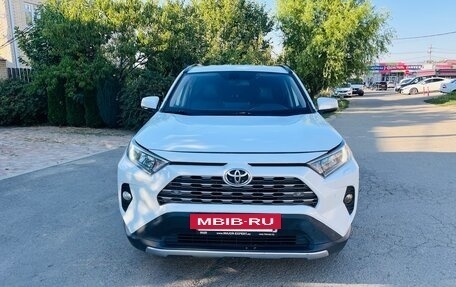 Toyota RAV4, 2020 год, 2 290 000 рублей, 2 фотография