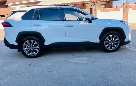 Toyota RAV4, 2020 год, 2 290 000 рублей, 4 фотография