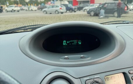 Toyota Yaris I рестайлинг, 2000 год, 299 000 рублей, 16 фотография